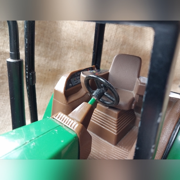 1/16 JOHN DEERE 8200 W/STRIPE DECAL NO Box ERTL Steering Mechanism Intact - Picture 8 of 16